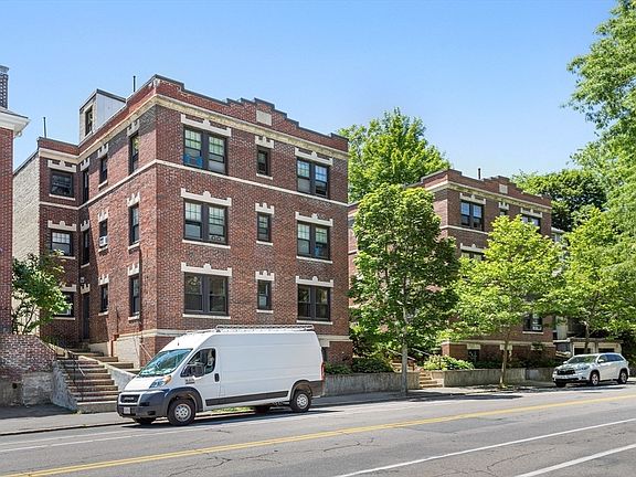 4th image of 590 Washington St APT 3