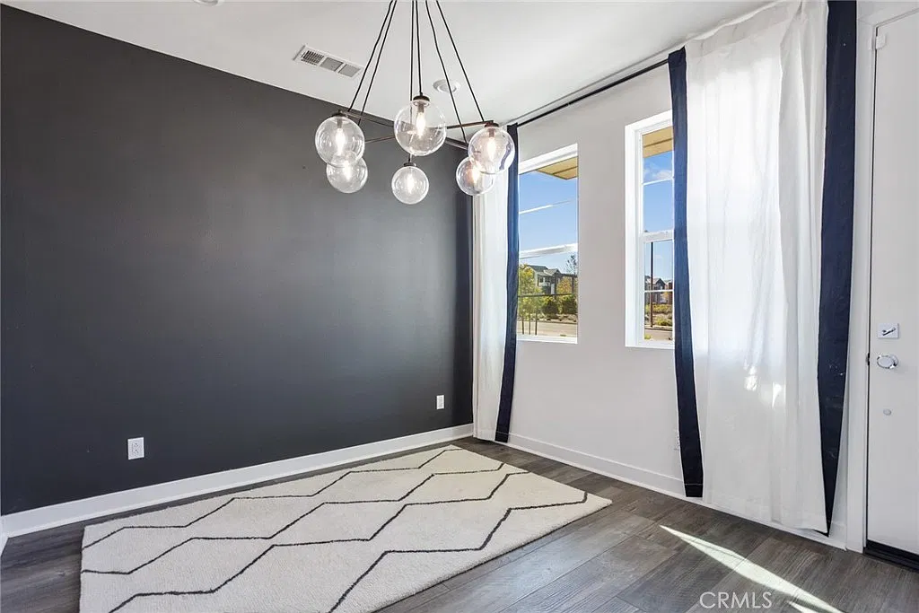 2 bed, 2.5 bath, 1549 sqft, $3,700 — Photo 2