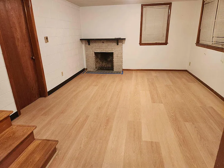 566 Clarence Ave — Photo 10