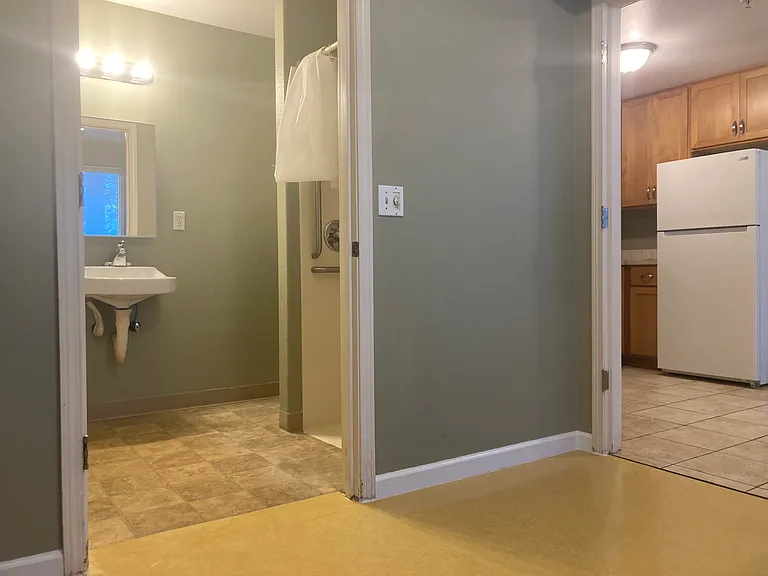 1095 W 7th Ave #6 — Photo 2