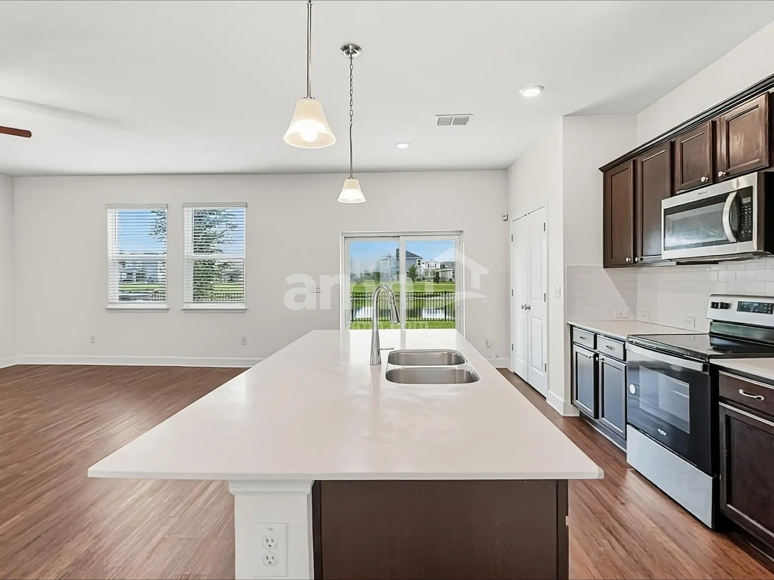 4 bed, 2.5 bath, 1977 sqft, $2,535 — Photo 4