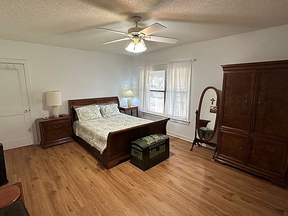 4th image of 102 Carson St