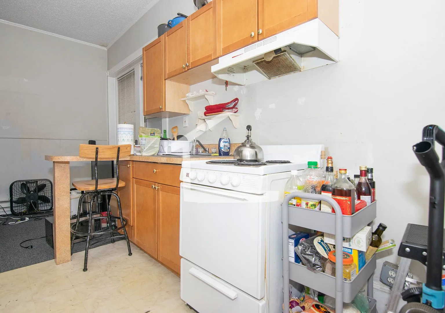 No Brokers Fee, Central Mission Hill Location, Eat-in Kitchen, Hot Water Included — Photo 3