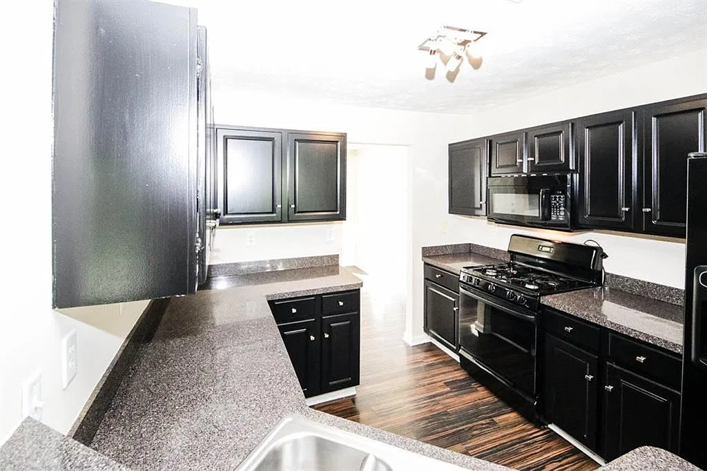 4 bed, 2.5 bath, 1687 sqft, $2,450 — Photo 4