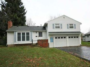 76 Fairmeadow Dr, Rochester, NY 14618