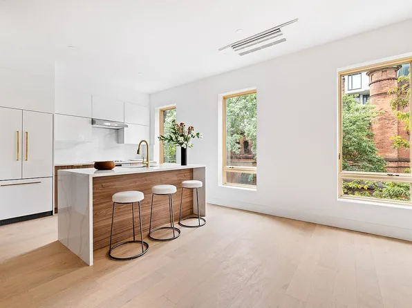 323 S 5th St APT 3, Brooklyn, NY 11211