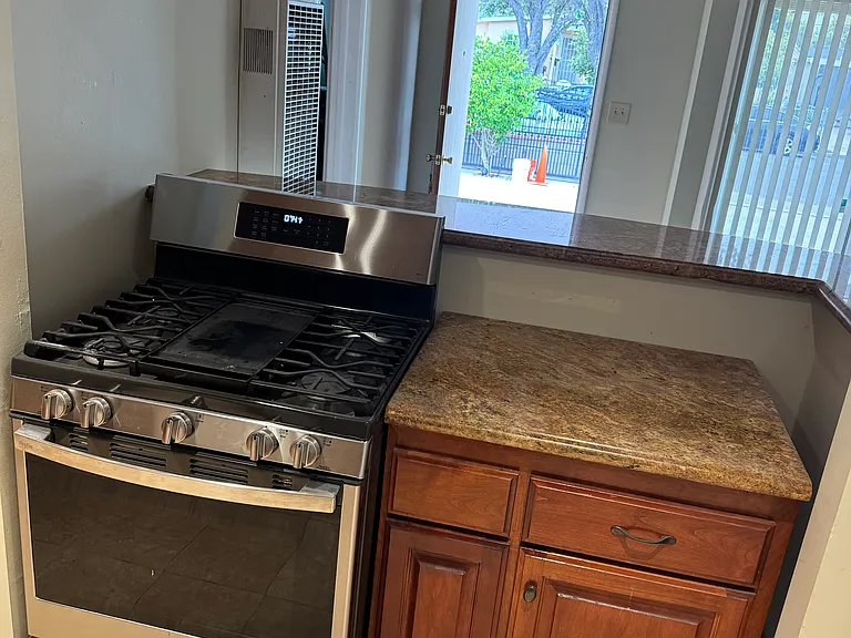 1322 S Hesperian St — Photo 25