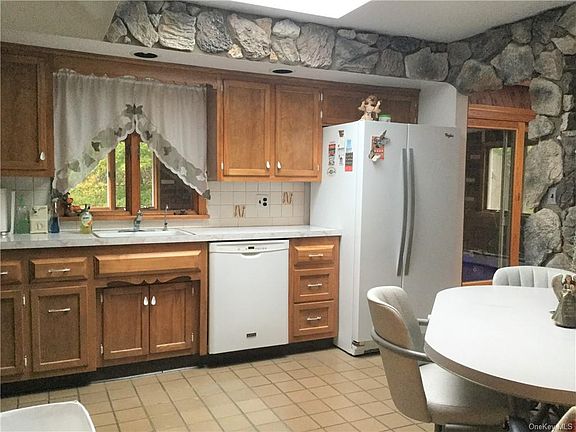 3rd image of 60 Mountainview Ave