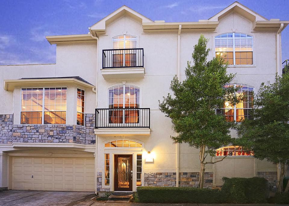Beautiful home in the heart of Rice Military. Walking distance to restaurants and Memorial Park. Fab