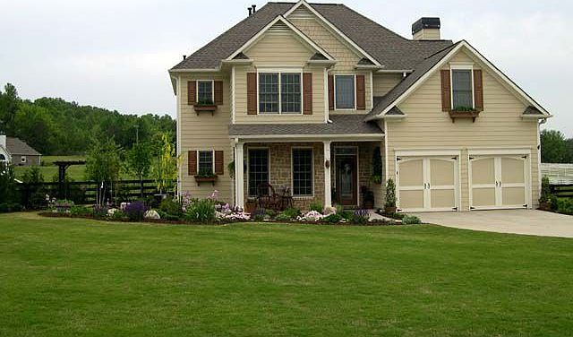 3 Bedrm 2.5 Bath on Flat Lot Bordering Small Lake 