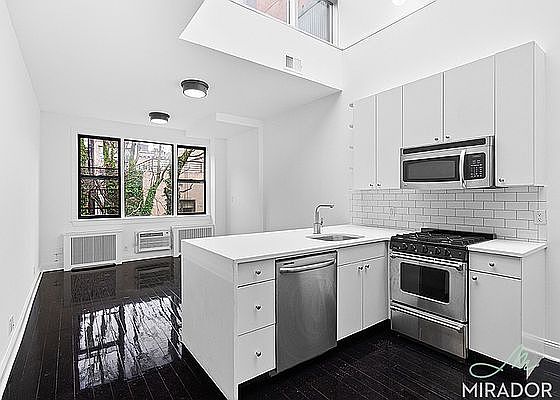 4th image of 116 Thompson St APT 4B