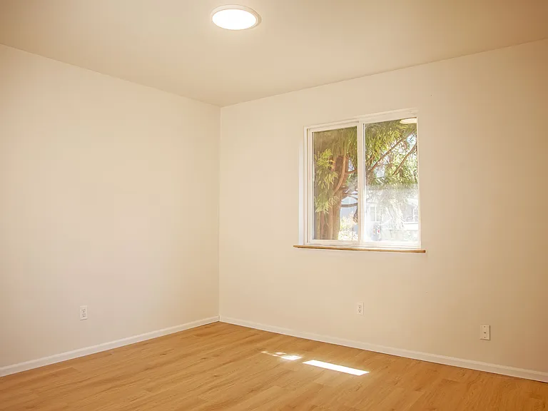 6530 NE Center St — Photo 8