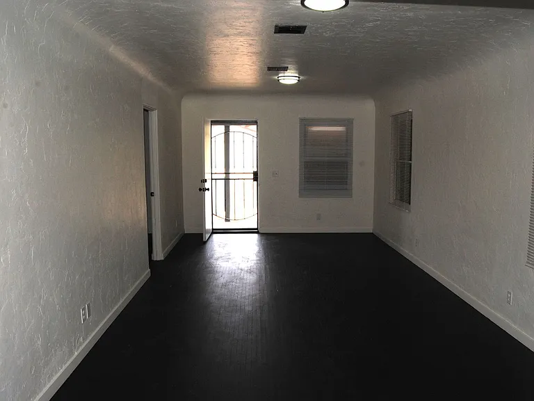 408 Oildale Dr — Photo 2