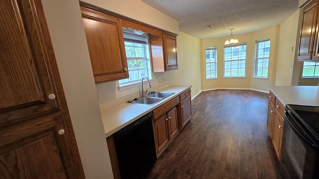 3 bed, 1400 sqft, $1,675 — Photo 2