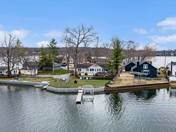 10817 Long Point Dr, Plainwell, MI 49080