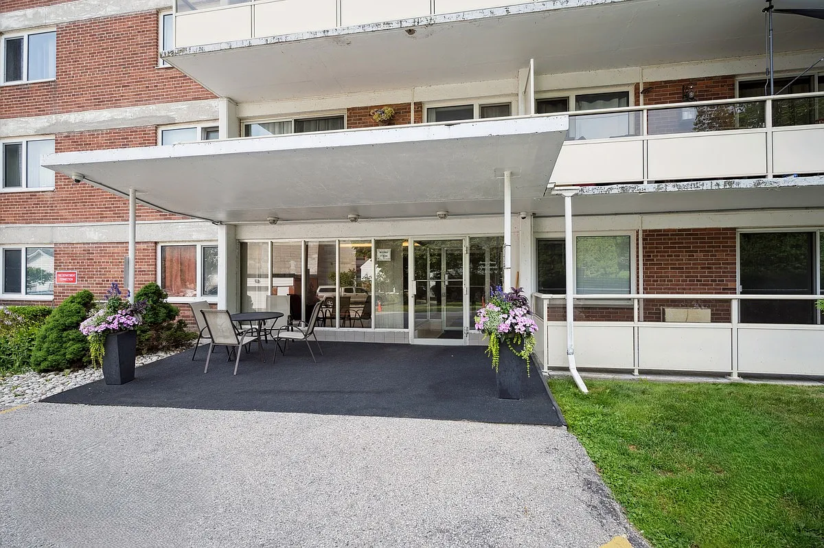 Surrey Place Apartments — Photo 4