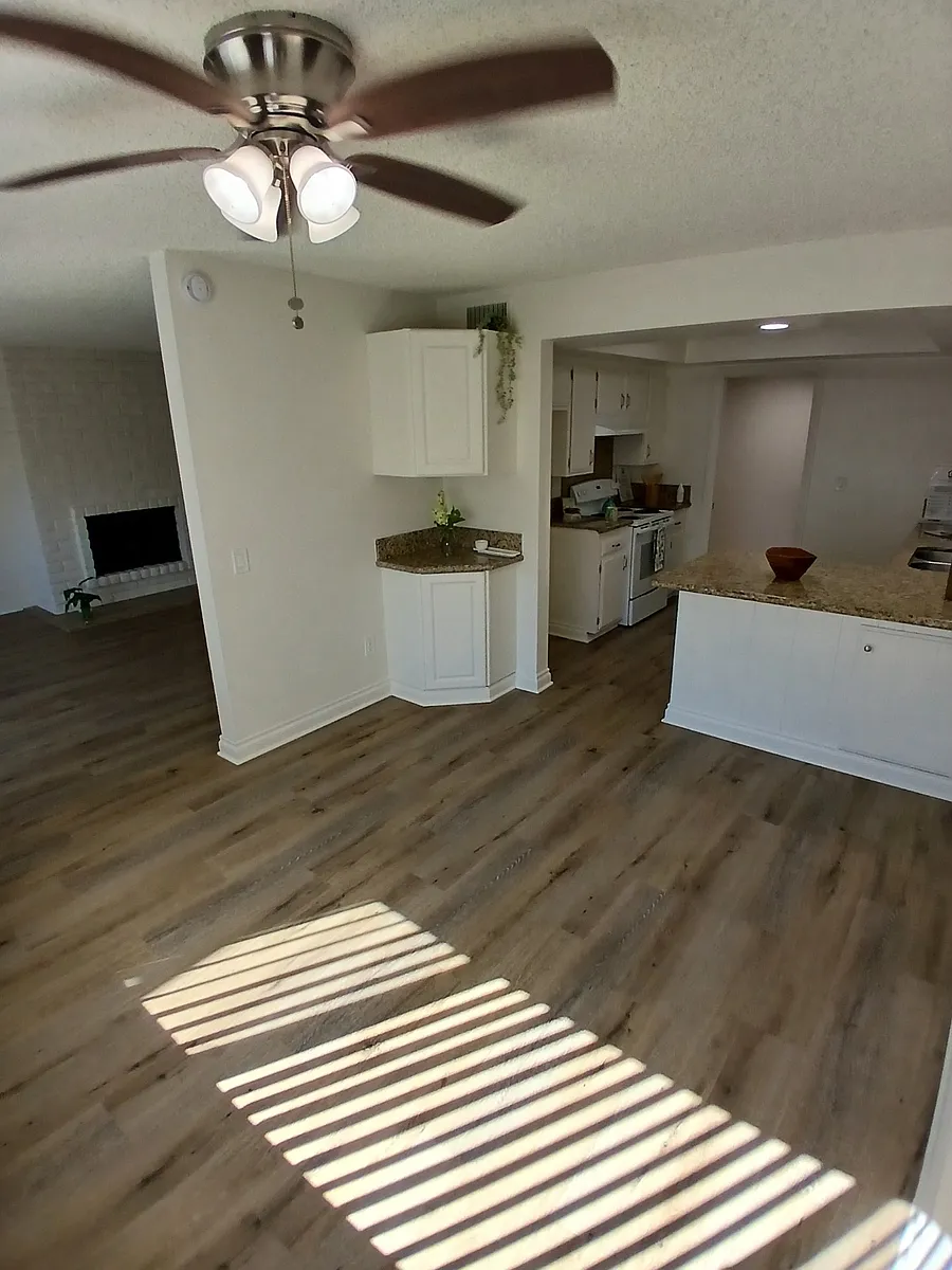 Building Photo - 813 Amigos Way