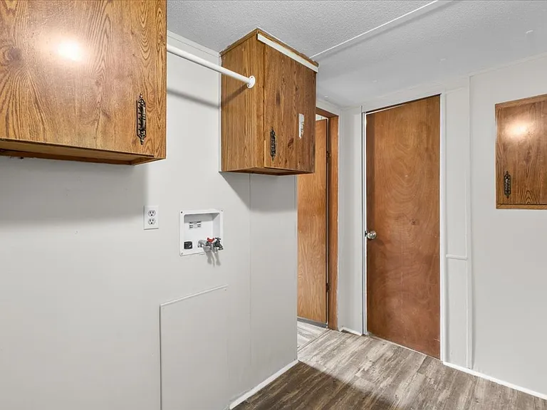 221 Country Ln — Photo 16