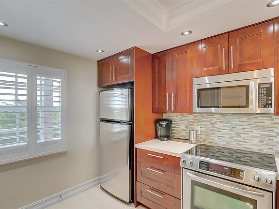 5th image of 575 Oaks Lane #603