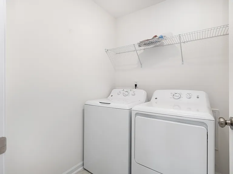 Laundry room Comes with washer and dryer
