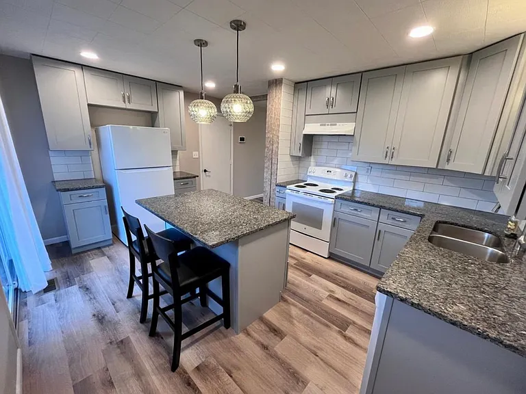 907 Falmouth Ave — Photo 3