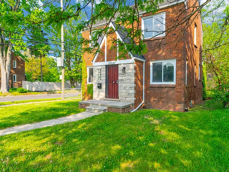 10470 Roxbury St — Photo 3