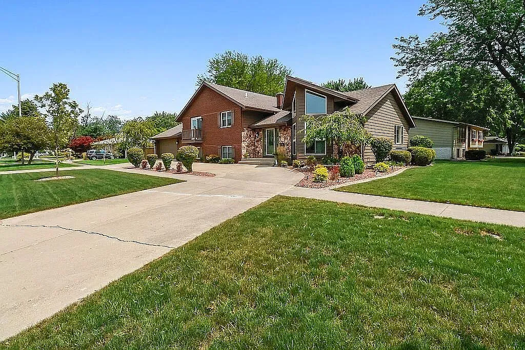 1001 Azalea Dr photo 1