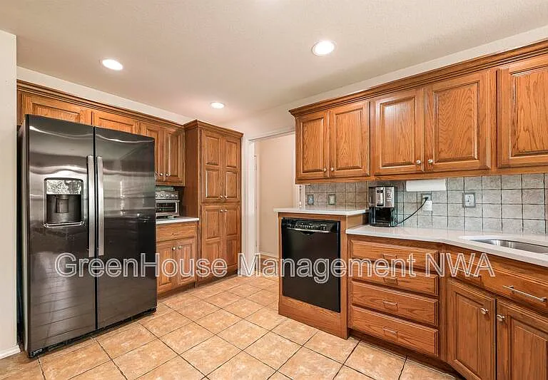 28 Latshaw Dr — Photo 17