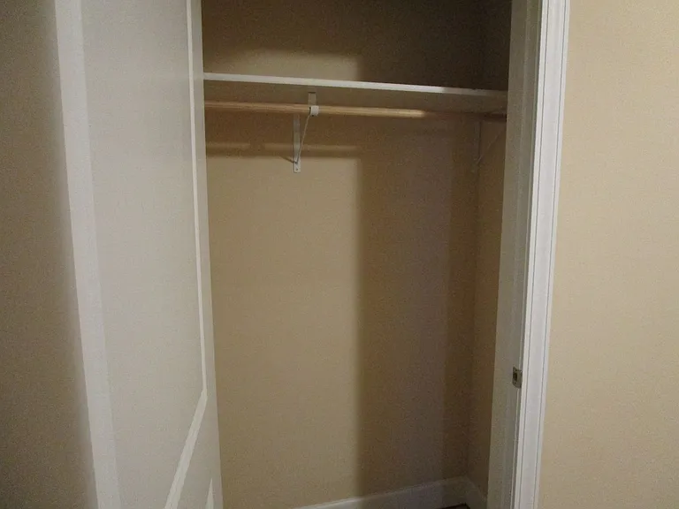 810 E Broadway — Photo 18