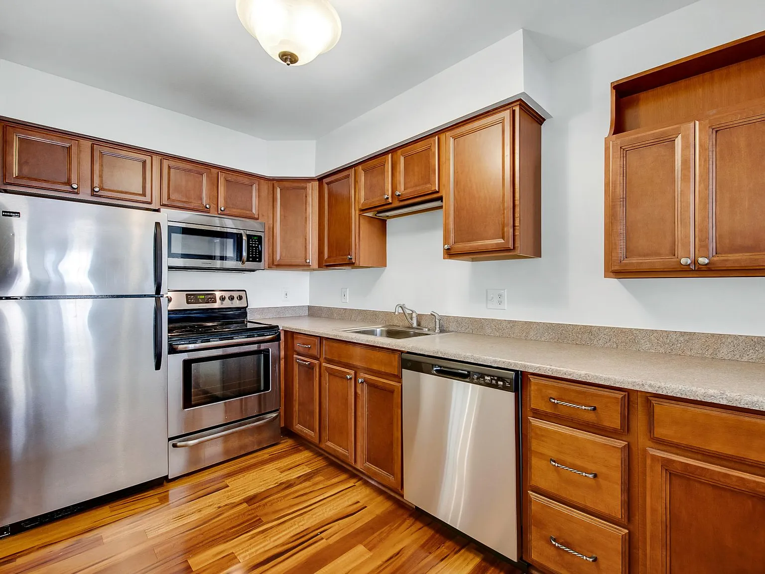 1150 Catalpa Dr — Photo 3