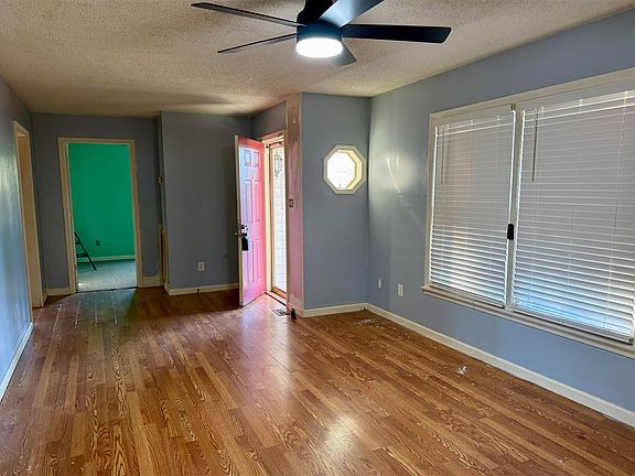 2nd image of 500 Willow Ln