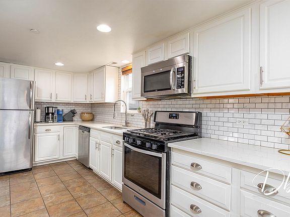5th image of 319 E Shorewood Dr