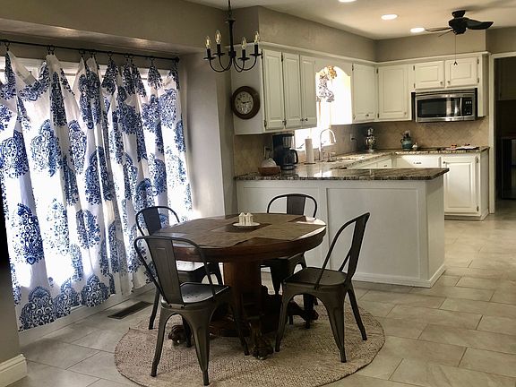 Eat-in kitchen 