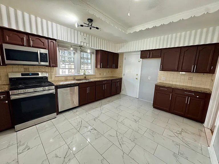 28-32 Lenox Ave #1 — Photo 4