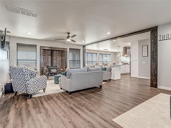 4th image of 2027 Primrose Ln