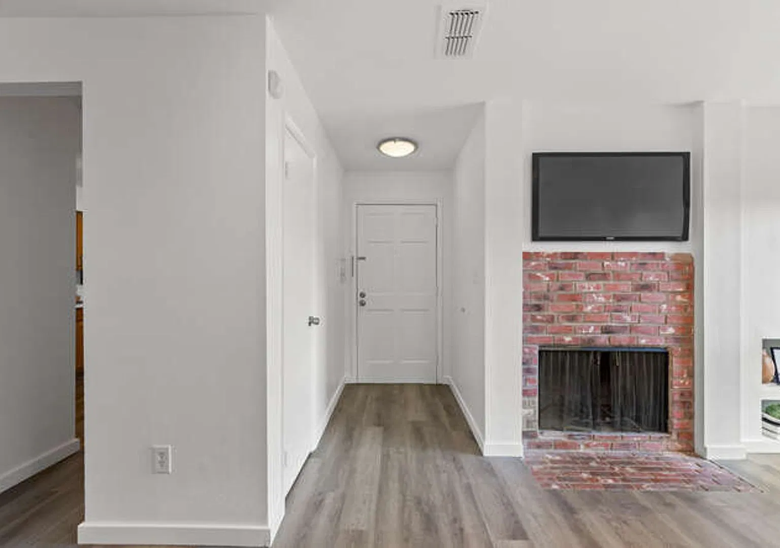 Updated 3 Bed / 2 Bath Southglenn Condo Quartz Counters, New Washer/Dryer, Fireplace & Pool — Photo 4