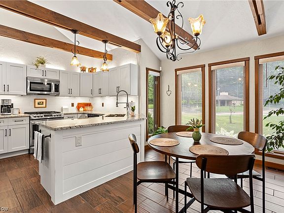 5th image of 23 Glen Oaks Ln