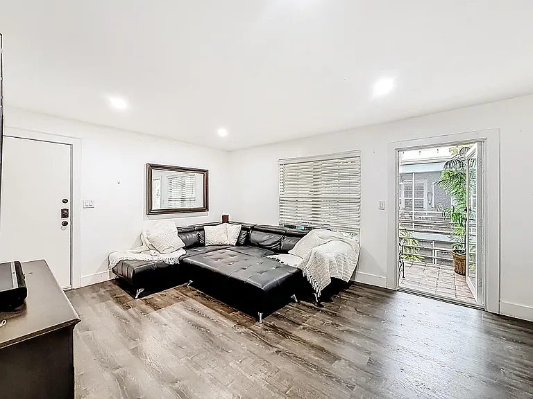 305 SE 11th Ave #D — Photo 4