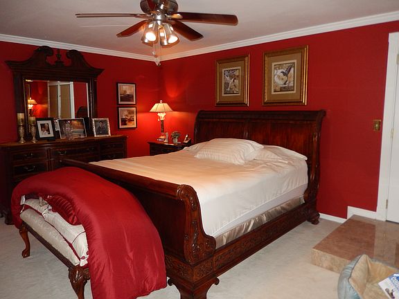 3rd image of 22 Sweetbriar Ave