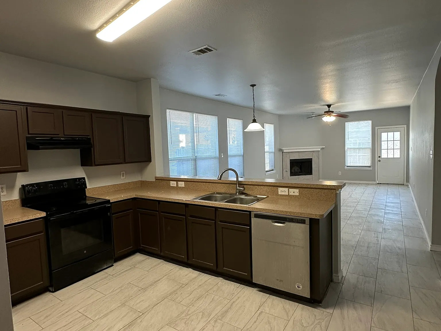 4 bed, 2102 sqft, $2,400 — Photo 3