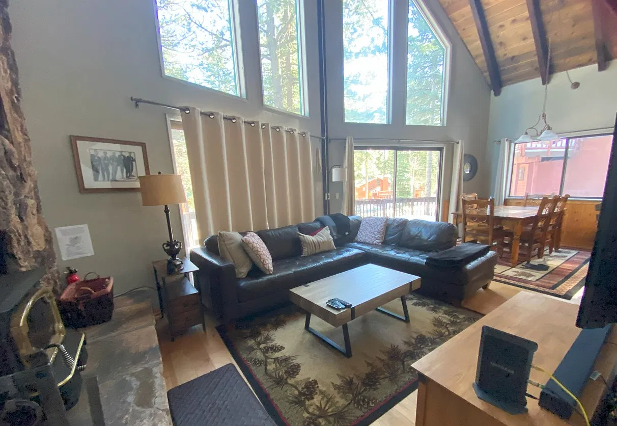 3 bed, 1362 sqft, $3,039 — Photo 2