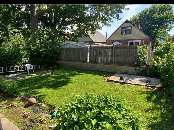 2nd image of 923 Swinton Ave #2
