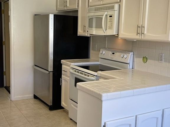3rd image of 575 Tyndall St