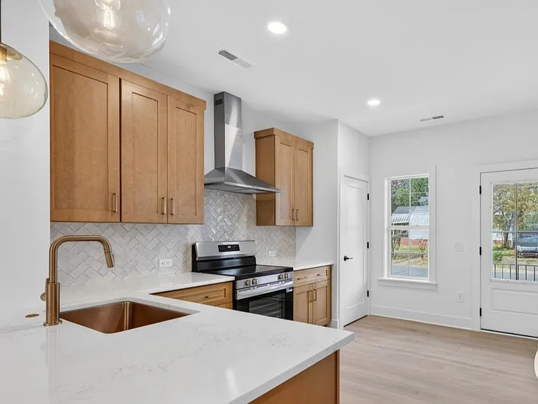 1015 Carter Ave — Photo 4