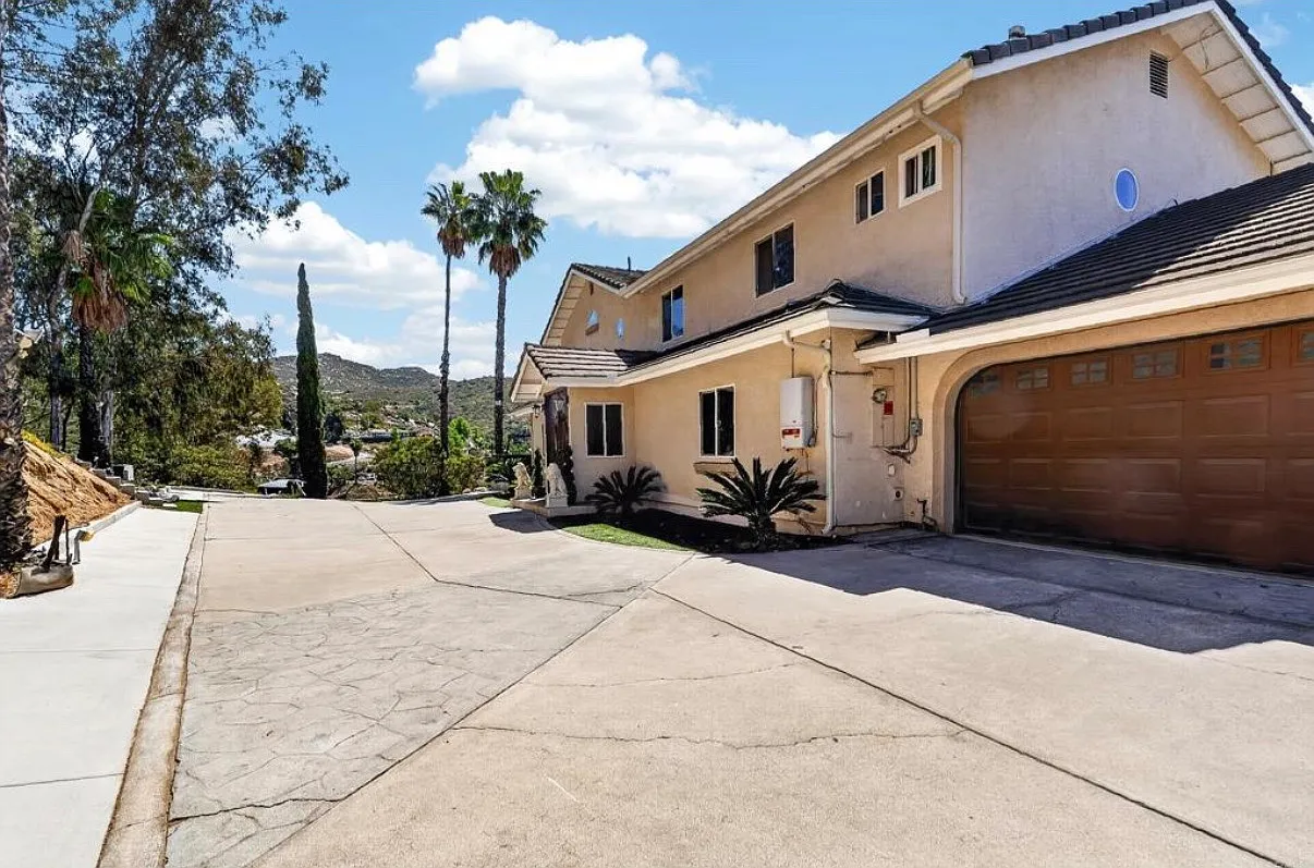 6 bed, 3512 sqft, $7,995 — Photo 3