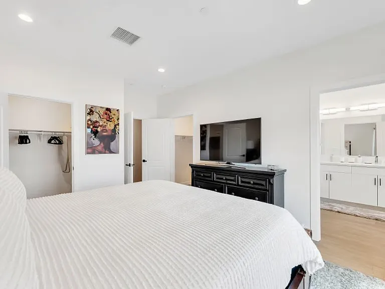 940 Warwick Ave — Photo 14