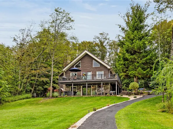 943 Peninsula Dr, Central City, PA 15926