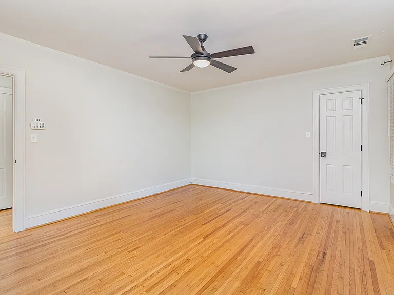 2240 Roswell Ave #4 — Photo 3