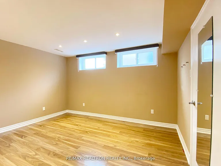 76 Clansman Blvd #LOWER — Photo 16
