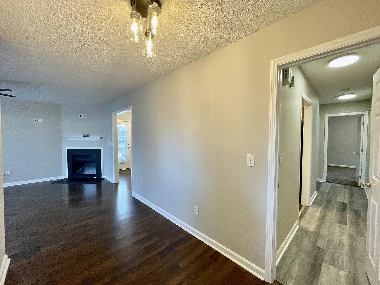 3 bed, 2.0 bath, 1308 sqft, $1,585 — Photo 3